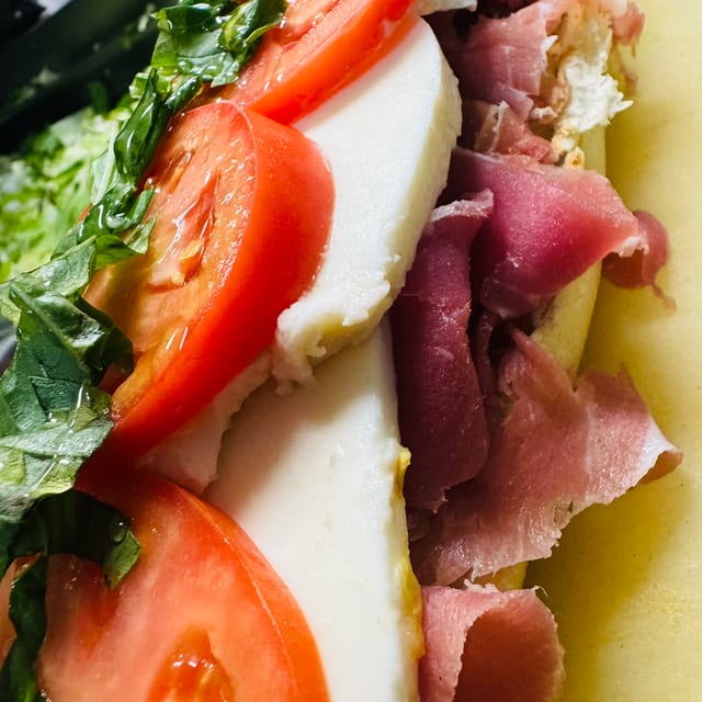 Fresh Mozzarella, Roasted Peppers & Prosciutto Sub.